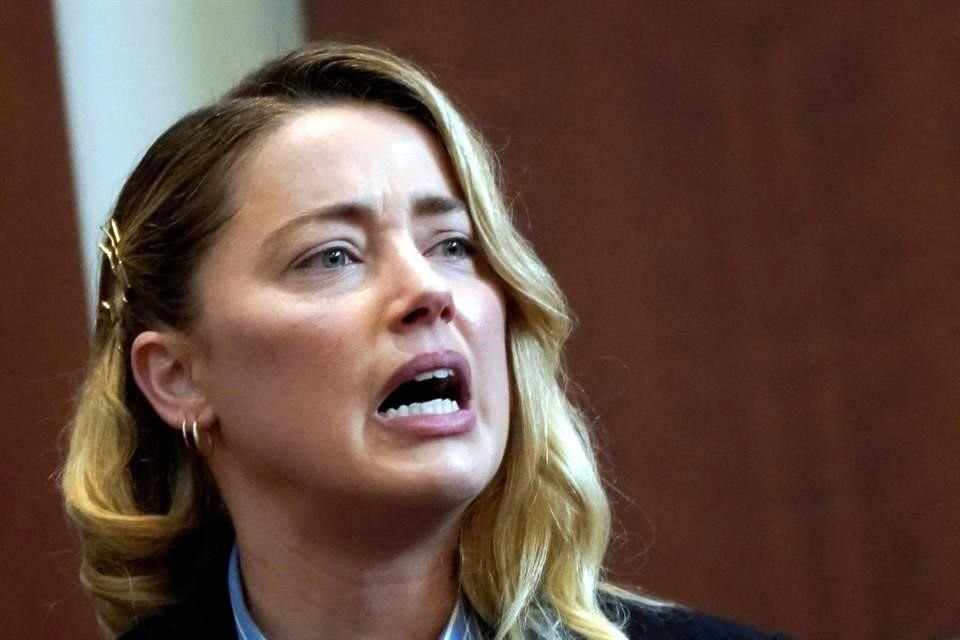 Amber Heard subió al estrado por primera vez en juicio por difamación interpuesta por Johnny Depp; sostiene abusos físicos y psicológicos.