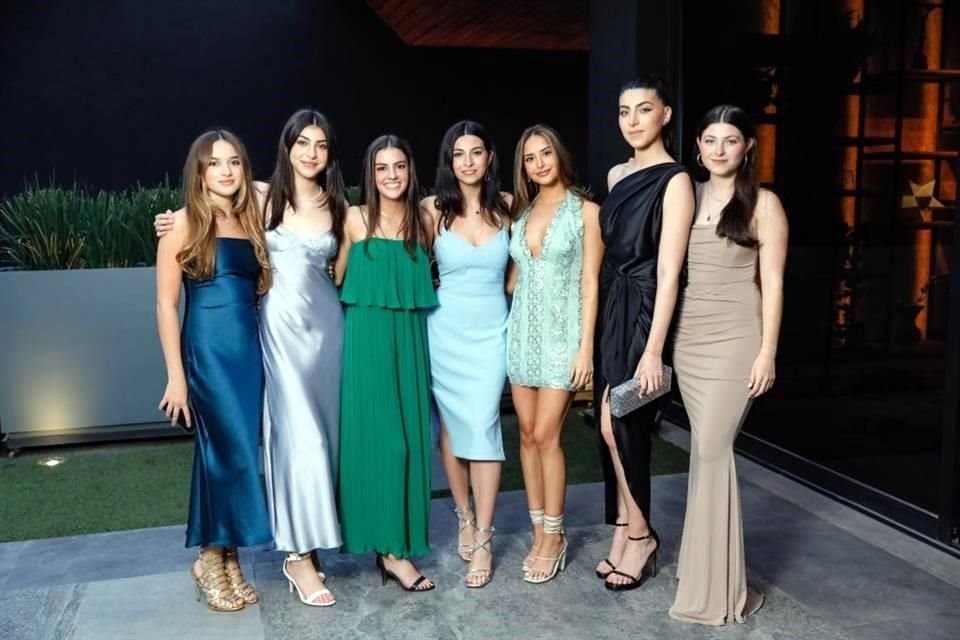 Gala Lobeira, Rebeca de la Garza, Amelia de la Garza, Raquel de la Garza, Gabriela de la Garza, Liza de la Garza<br>y Laura de la Garza