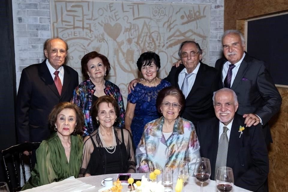 Félix de la Garza, Lety de De la Garza, Lolita de Benítez, Javier Benítez, Reynaldo Farías, María de De la Garza, Amalia de De la Garza, Morena de Farías y Lucas de la Garza González, papá de la novia