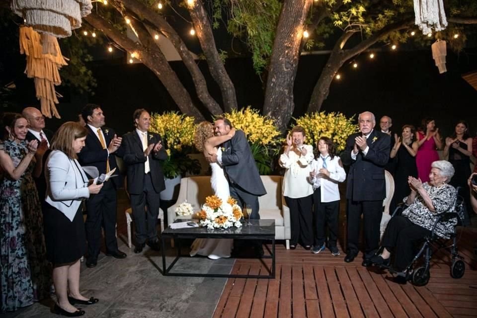 La pareja durante la ceremonia.