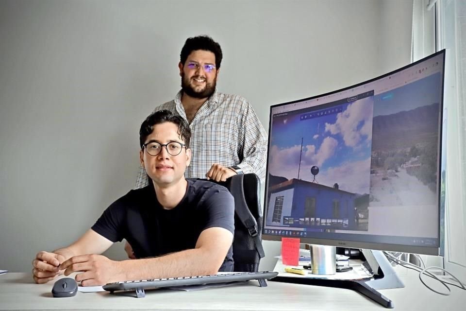Alejandro Hinojosa (de pie) e Iván Ordaz son los fundadores del 'Internet Co-Co'.