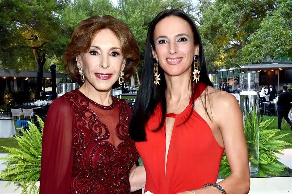 Yolanda Santos de Hoyos y Yolanda Garza de González