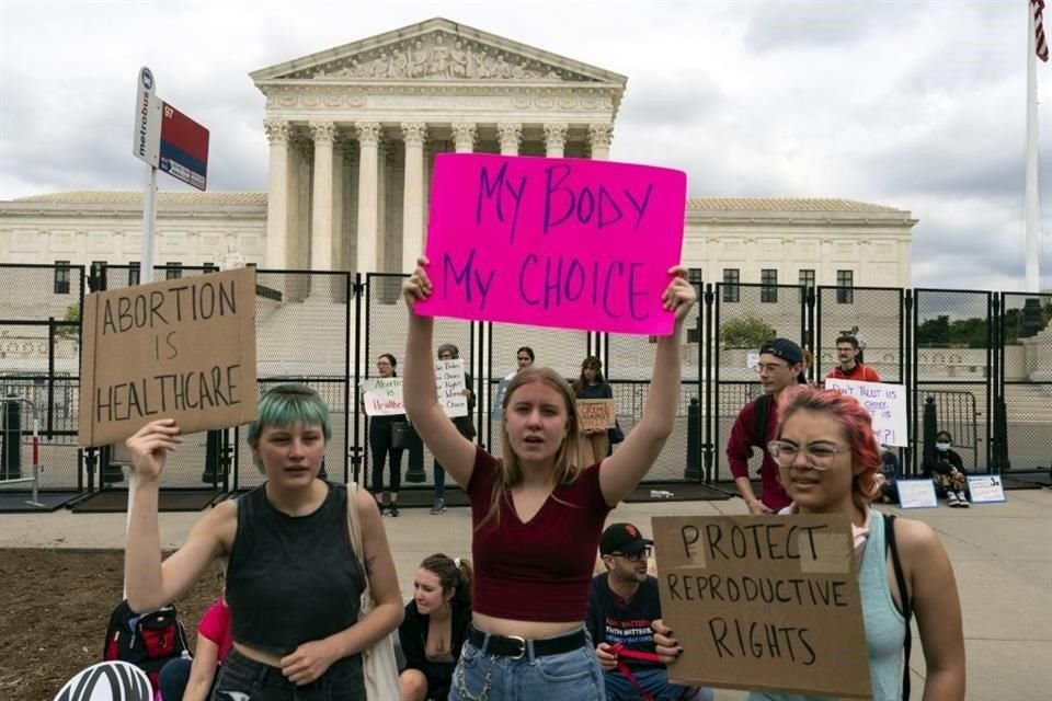 Activistas a favor del aborto protestan afuera de la Corte Suprema de EU.