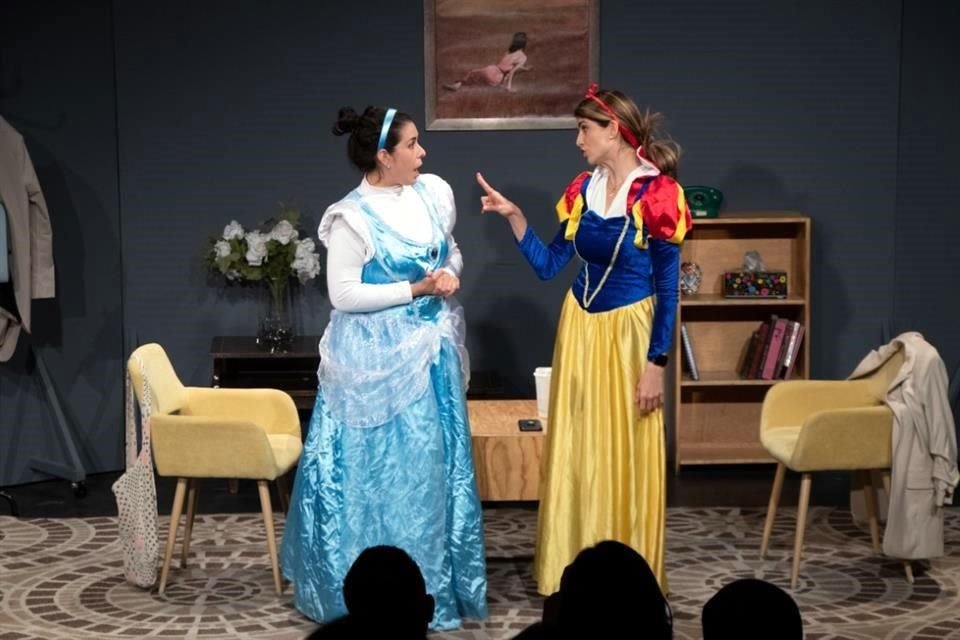 Llega a La Teatrería la comedia 'Casi una Mujer Perfecta', obra que explora el ser mujer en la actualidad, con dos personajes disímiles.