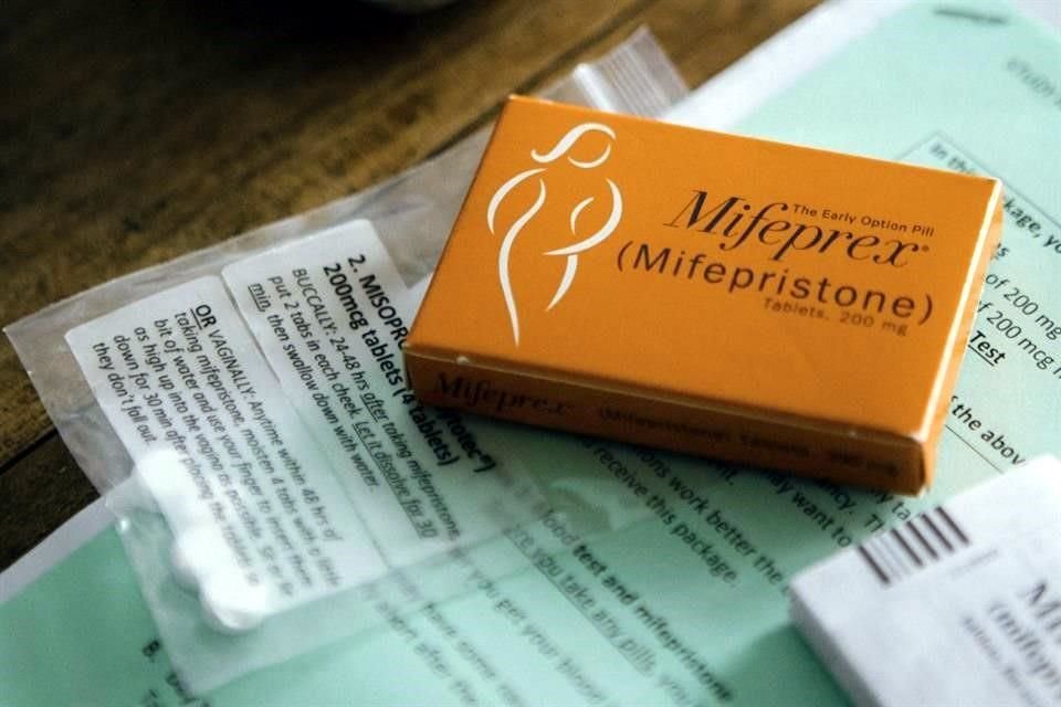 La mifepristona es un medicamento que bloquea una hormona crucial para que el embarazo persista.