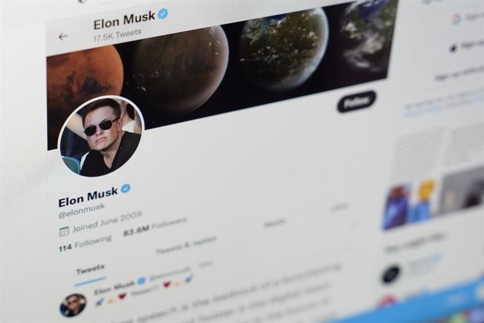 Elon Musk, que tiene más de 98 millones de seguidores en Twitter y es uno de los usuarios más prolíficos de la plataforma, añadió que mientras algunas personas 'usan su cabello para expresarse, yo uso Twitter'.