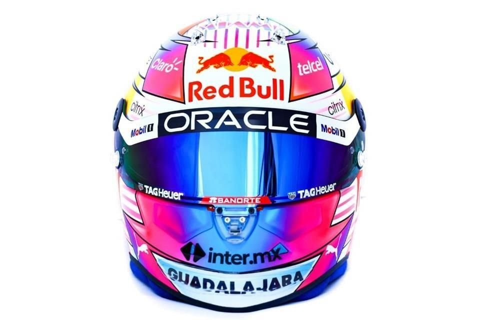 Así luce el casco de Checo de frente.