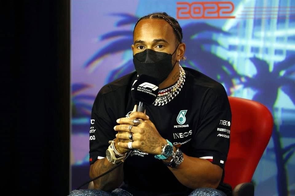 Así lució Hamilton en la conferencia de prensa.