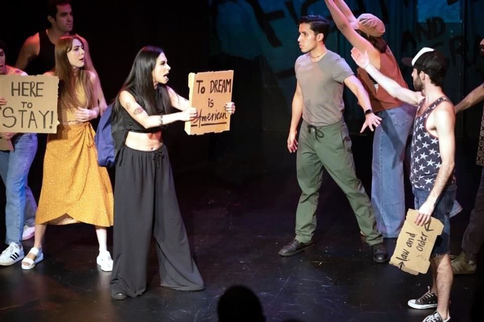 En el musical se resalta a los migrantes como gente trabajadora, así como la lucha de los Dreamers.