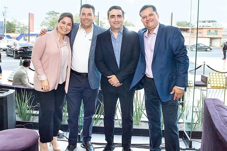Nancy Verástegui, Efrén Muñoz, David Cavazos y Roberto Camiro.