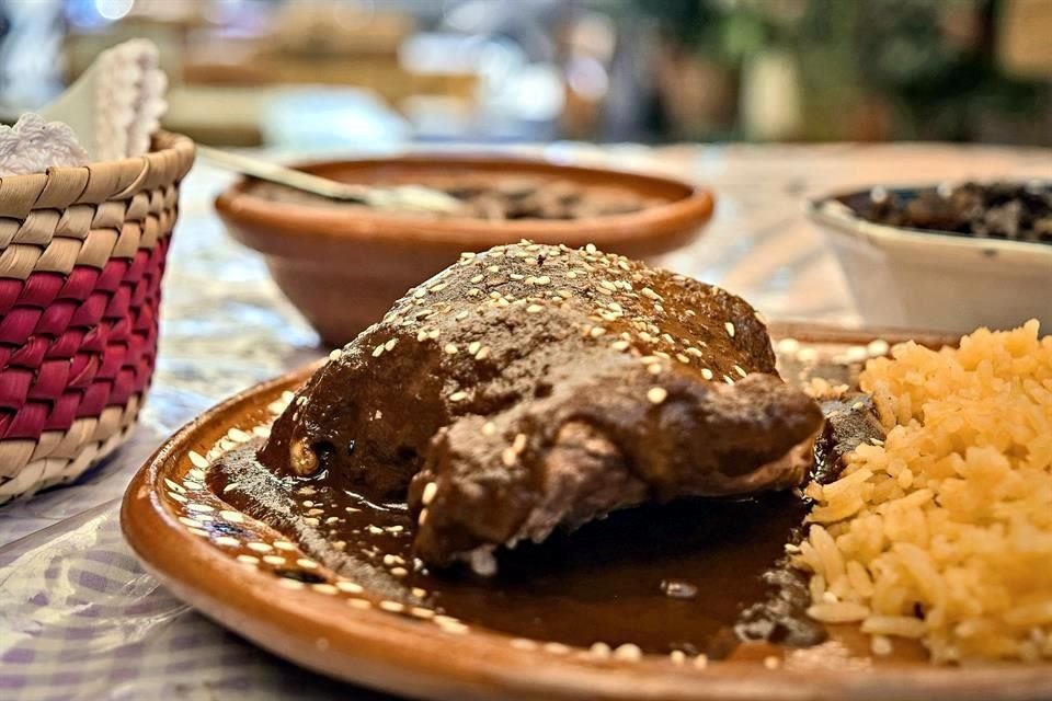 Mole de guajolote, un platillo emblema.