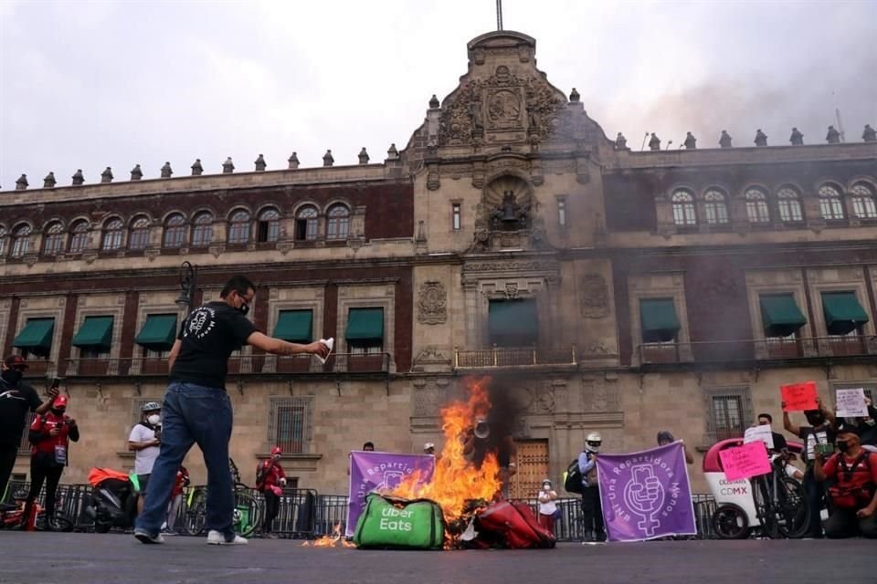 Con cartulinas, los manifestantes también reclamaron la pérdida de compañeros por hechos de tránsito y la pandemia.