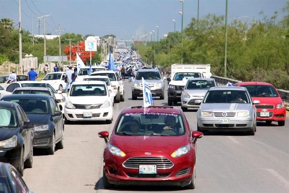 La caravana a favor del Gobernador Cabeza de Vaca generó caos vial en Ciudad Victoria.