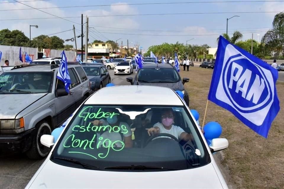 En Tampico (foto) y otros municipios se observaron en los vehículos leyendas como #YoConMiGobernador y #YoApoyoAlGobernador.