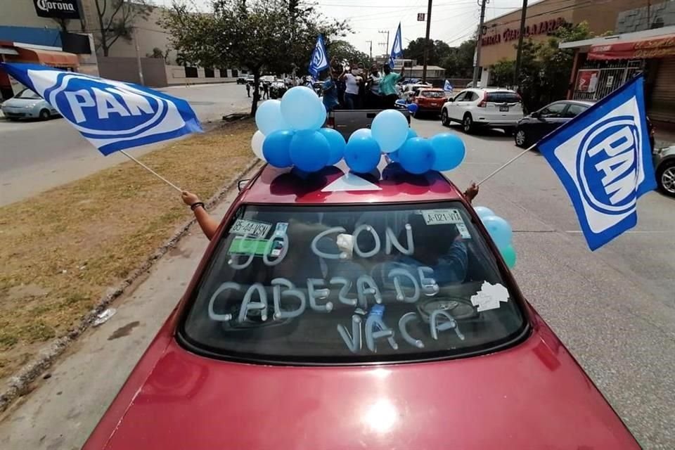 En Tampico (foto) y otros municipios se observaron en los vehículos leyendas como #YoConMiGobernador y #YoApoyoAlGobernador.