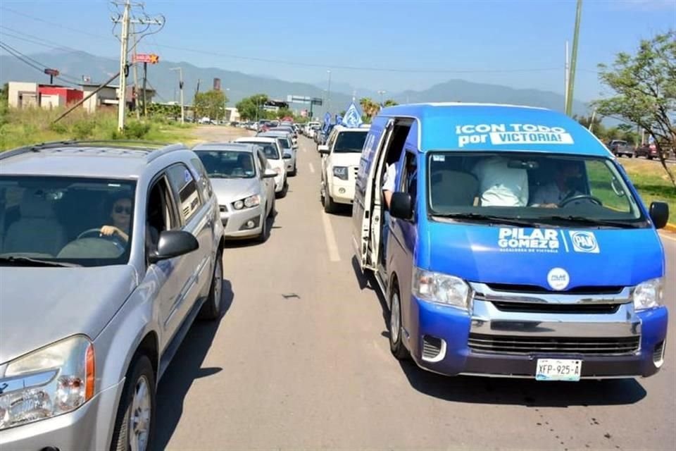 Candidatos panistas acudieron a la movilización en Ciudad Victoria a bordo de una camioneta con los colores del partido.