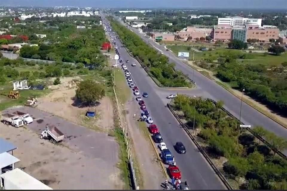 En Ciudad Victoria, los vehículos formaron una hilera de casi 10 kilómetros.