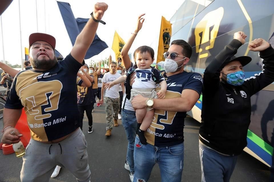 Hasta bebés estuvieron presentes en el apoyo que brindó la afición felina a su equipo.