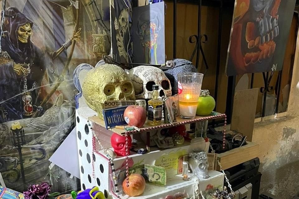 En la casa de Tonalá, donde la semana pasada detuvieron a tres personas por el homicidio de un hombre, se hallaron estos altares a la Santa Muerte.