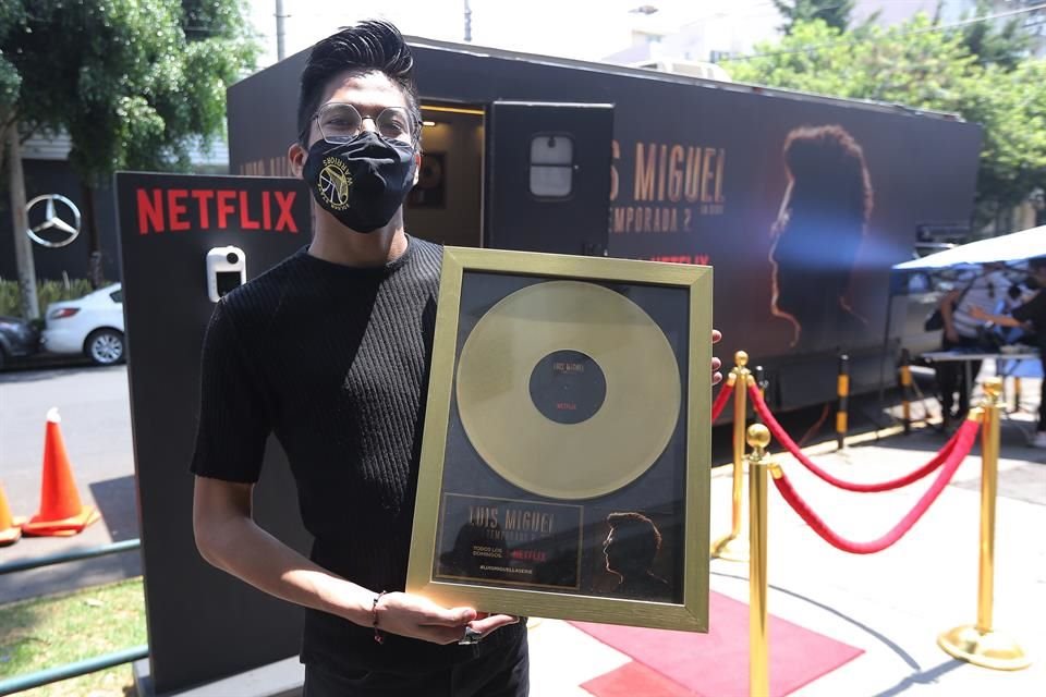 A los ganadores se les regaló una replica de disco de oro.