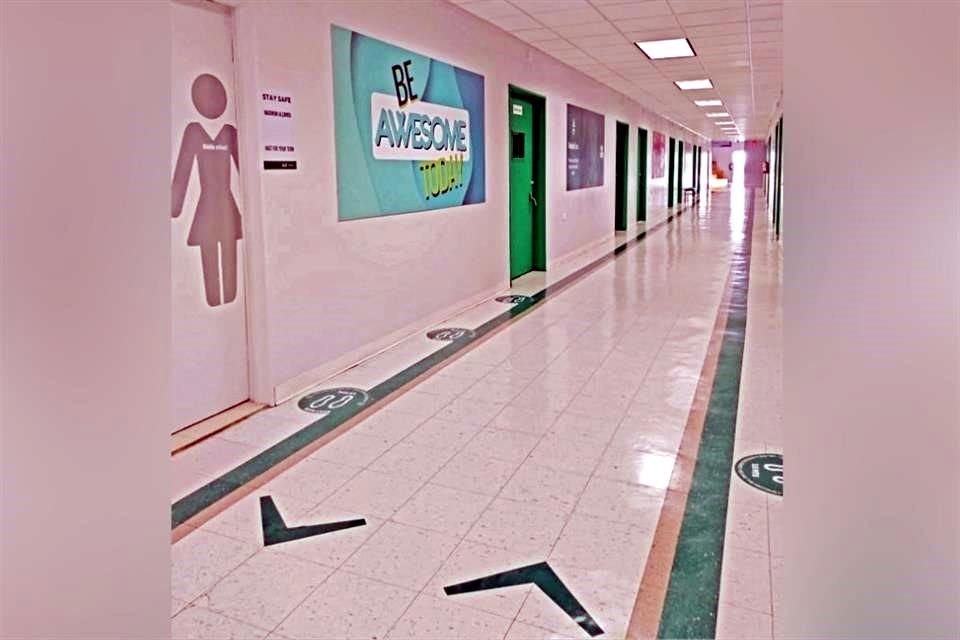 Diferentes colegios ya están señalizados. Un ejemplo es este pasillo del American Institute of Monterrey.