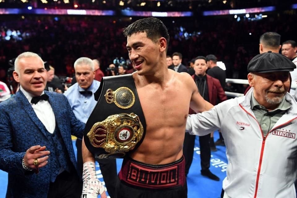 Dmitry Bivol sigue como campeón Semicompleto.