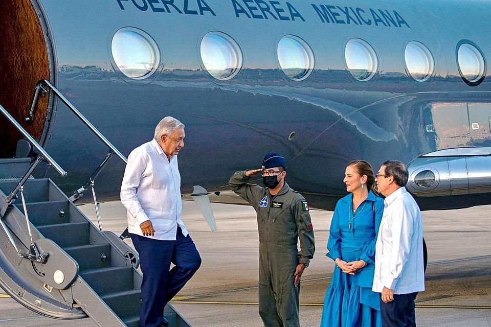 El Presidente llegó a las 19:40, hora de La Habana. Lo recibió el Canciller cubano Bruno Rodríguez.