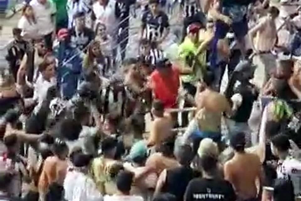El pleito fue captado por aficionados en el Estadio BBVA.
