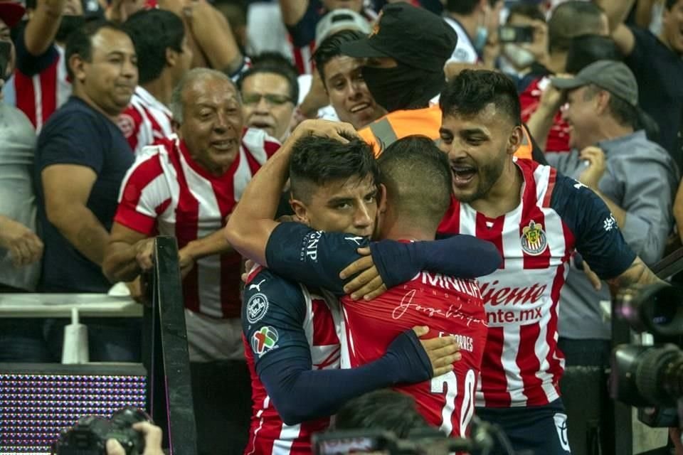 Para el segundo gol, los jugadores del Rebaño se acercaron a la tribuna para festejar.