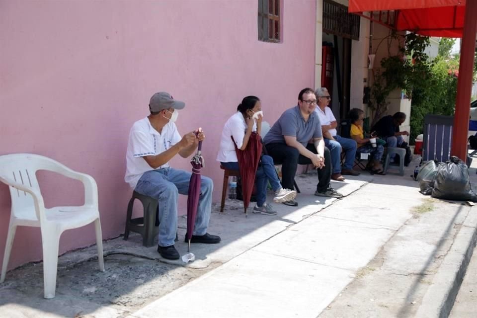 Filas de más de tres días bajo el sol y durmiendo en la banqueta, a la intemperie, es lo que viven migrantes que buscan obtener una cita en el Instituto Nacional de Migración (INM).