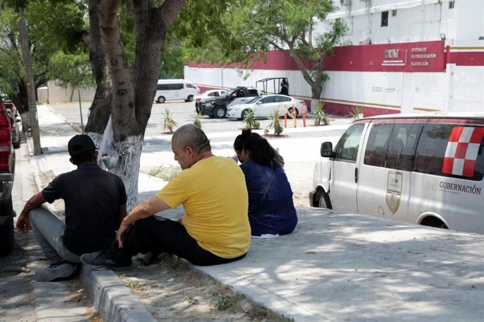 Esta situación se constató en torno a las nuevas oficinas del instituto, ubicadas en el 101 de la Calle Cuba, en Guadalupe, donde había personas hasta con bebés en brazos.