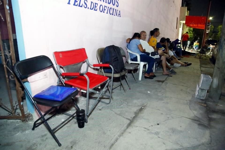 En el lugar fueron vistos haciendo fila frente a las oficinas, asegurando que policías los corren alegando que es área federal.