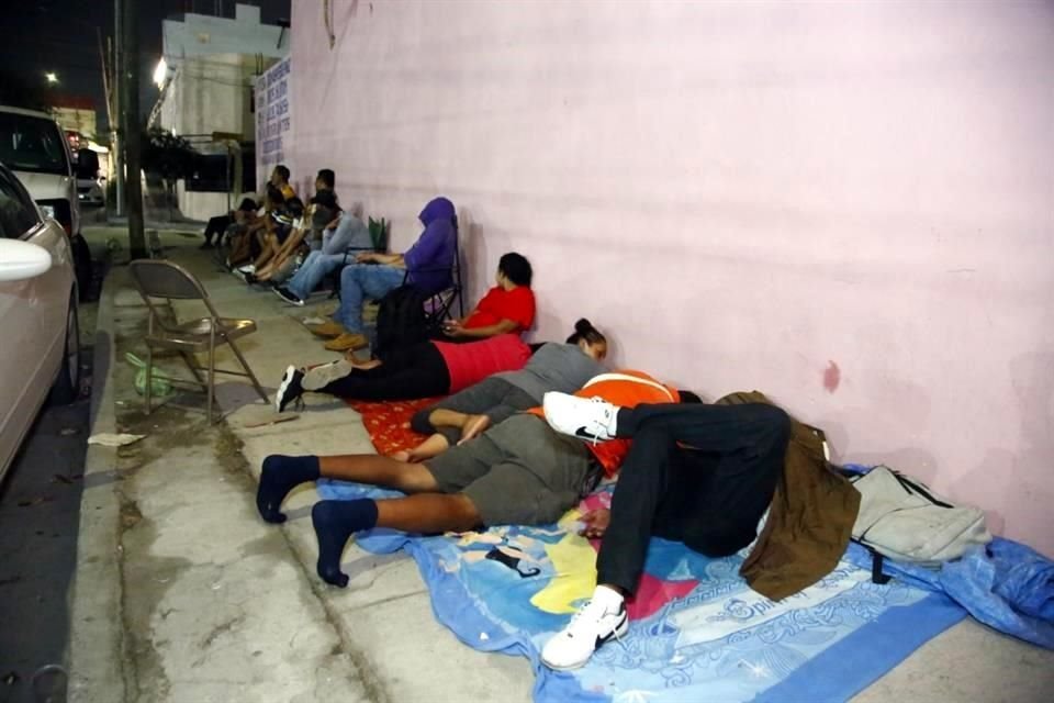 Se constató que personas originarias de Honduras, Haití, Guatemala y Venezuela llegan con cobijas y duermen en el piso, ya que prefieren no moverse del lugar por temor a no alcanzar cupo.