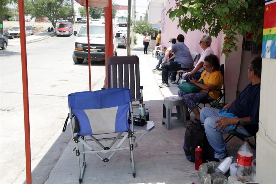Lo que ha sido aprovechado por personas que cobran hasta mil 500 pesos por día a cambio de hacer la fila.