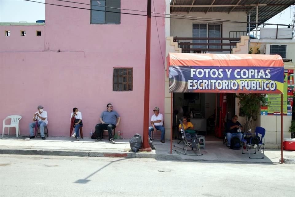 Además, aseguran que la espera se alarga porque únicamente entregan 20 turnos diarios y son atendidos un día después, por lo que realmente hacen dos filas con doble espera.