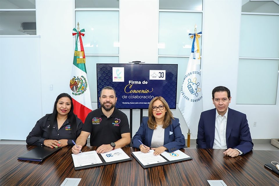 Hermann Saldívar, presidente y fundador de la asociación, y Olga Susana Méndez, presidenta de la comisión, encabezaron el acto junto a parte del equipo de Manos que Sanan y de la CEDHNL