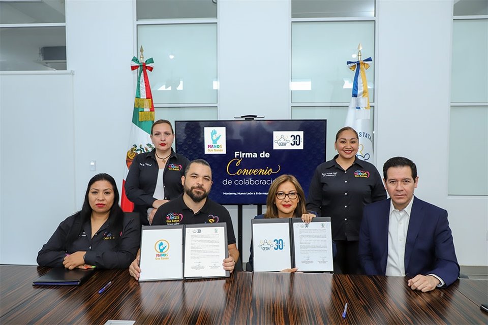 Hermann Saldívar, presidente y fundador de la asociación, y Olga Susana Méndez, presidenta de la comisión, encabezaron el acto junto a parte del equipo de Manos que Sanan y de la CEDHNL