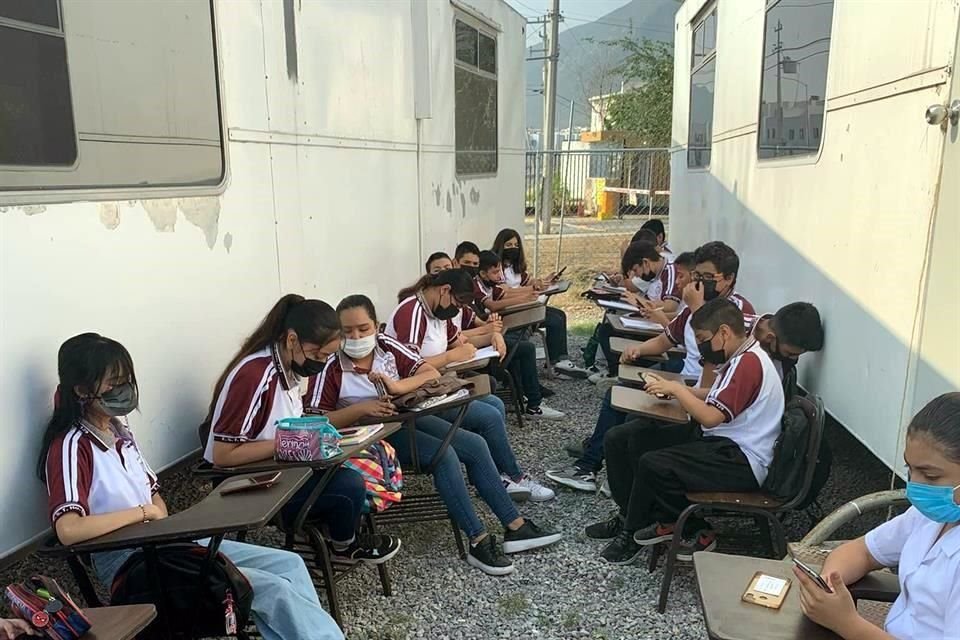 Alumnos de la Secundaria Técnica 129 Héctor Carrizosa deben tomar clases afuera de los salones.