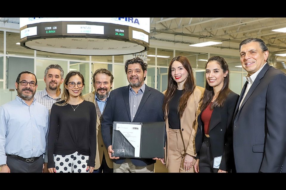 Directivos de eFactor Network: Víctor de la Cruz, Gilberto Madrigal, Nancy Olvera, Eduardo Valero, Héctor de la Garza, Pamela Hierro, Carolina Meza y Leonel Vasquez.