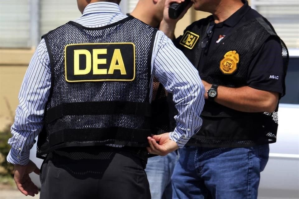 La DEA cesó a su jefe de operaciones en México por convivir con abogados de narcos en Miami y desviar recursos para su cumpleaños, señala un reporte confidencial.