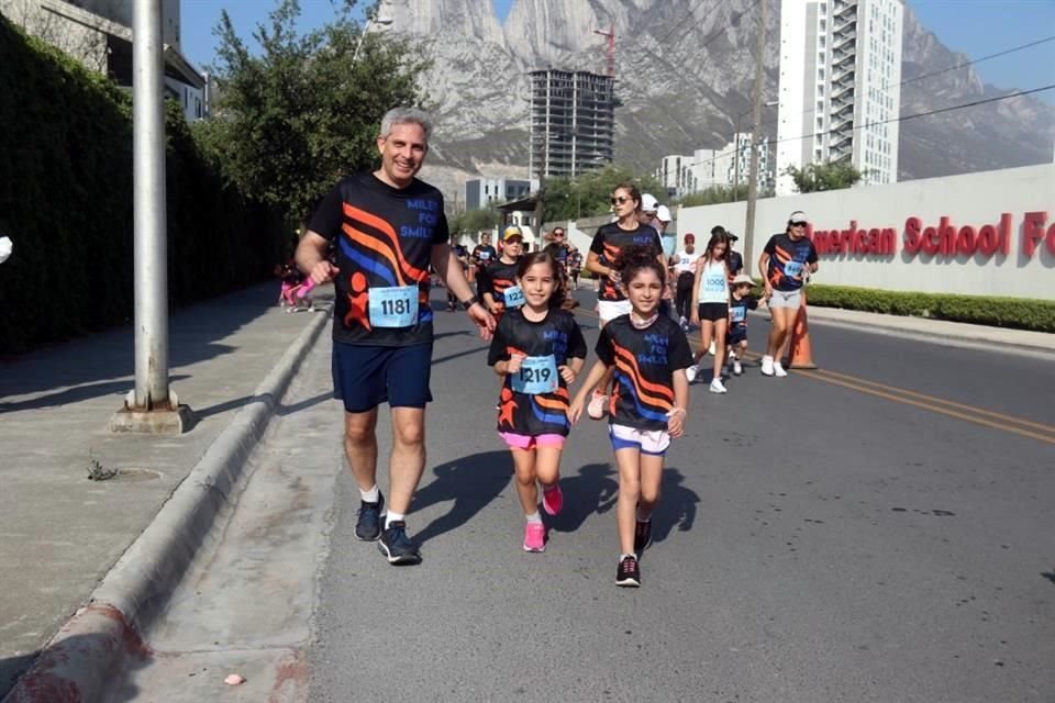 Bernardo Lozano, Rosela Lozano, y Julieta Lozano