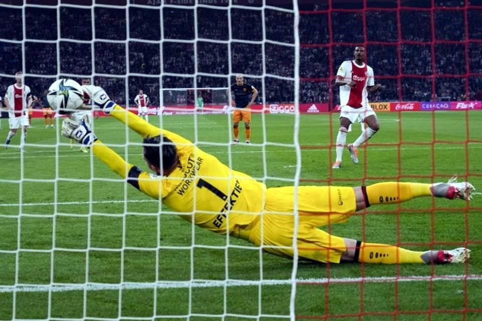 Sébastien Haller marcó de penal.