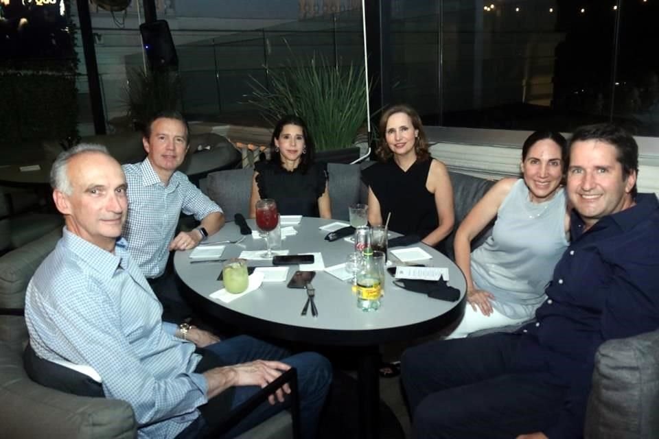 Ricardo del Valle, Diego Hinojosa, Rosela Cruz, Alejandra de Del Valle, Verónica Sánchez y Eduardo Albergue