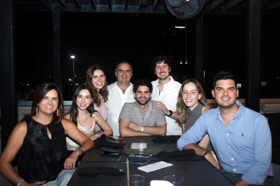 Claudia de la Garza de Canales, Regina Escamilla, Mariana Amione, Patricio Canales, Mauricio Canales, José Miguel Garza, Bárbara Canales y Pato Canales