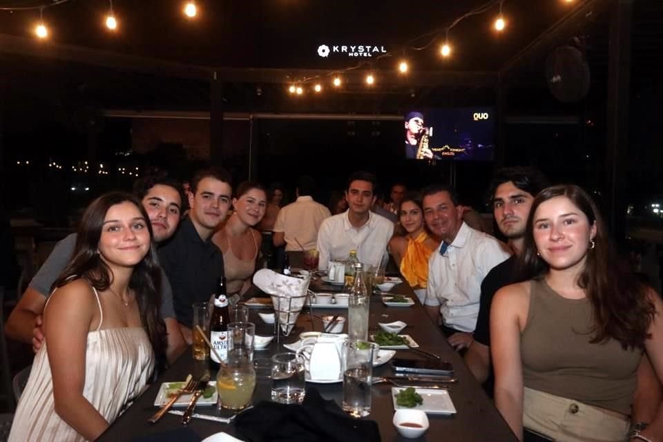 Paulina Lozano, Salvador Canales, Emilio Treviño, Bárbara Lozano, Marcelo Sauza, Paola Lozano, Gonzalo Lozano, Patricio Orozco y Balbina Lozano