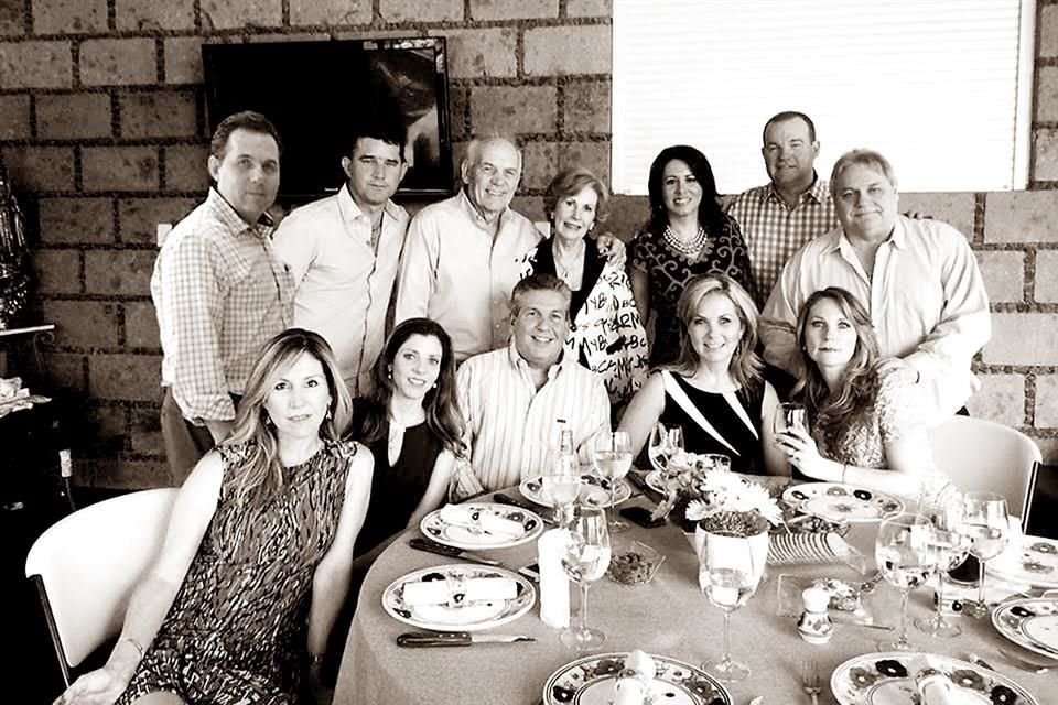 Fausto Ibarra de la Garza con su esposa Julia de la Garza de Ibarra y sus hijos, yernos y nueras.