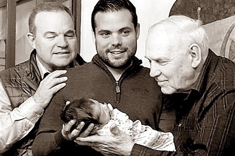 CUATRO GENERACIONES: Fausto Ibarra de la Garza con su hijo Fausto, su nieto Fausto Ibarra Zubiría y su bisnieto Fausto Ibarra García