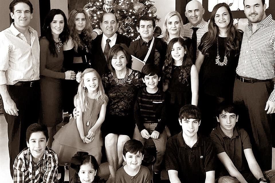 Policarpo Elizondo Gutiérrez y su esposa Ángeles González de Elizondo, junto a sus hijos y nietos.