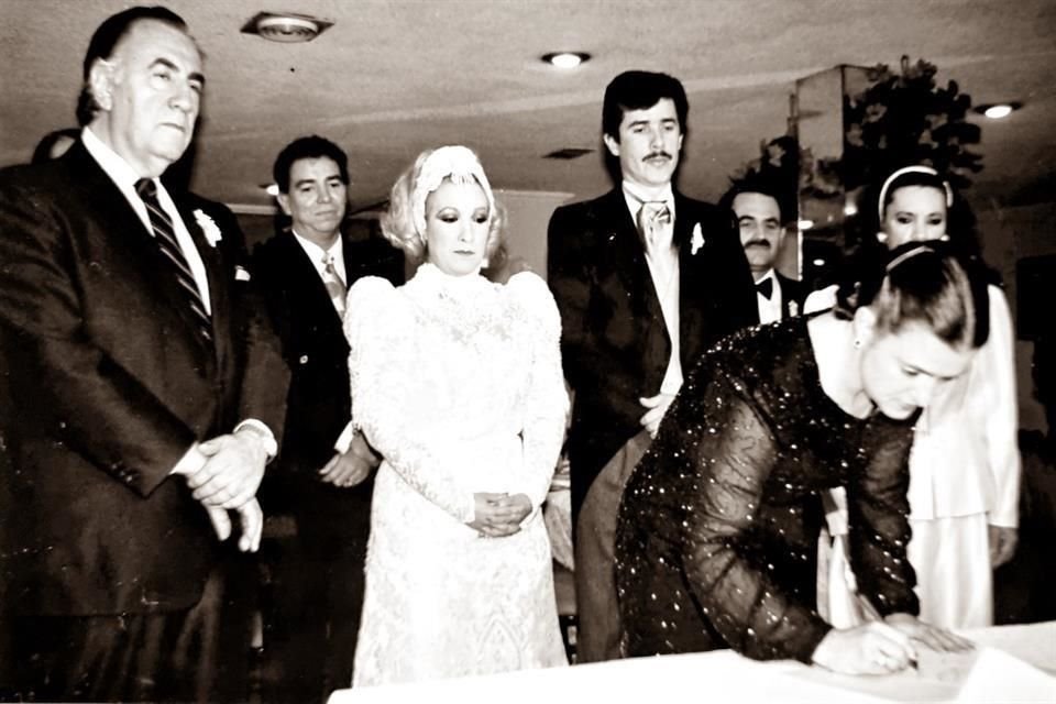 Lilly Ann Garza Rapport y Enrique Escalante durante su boda