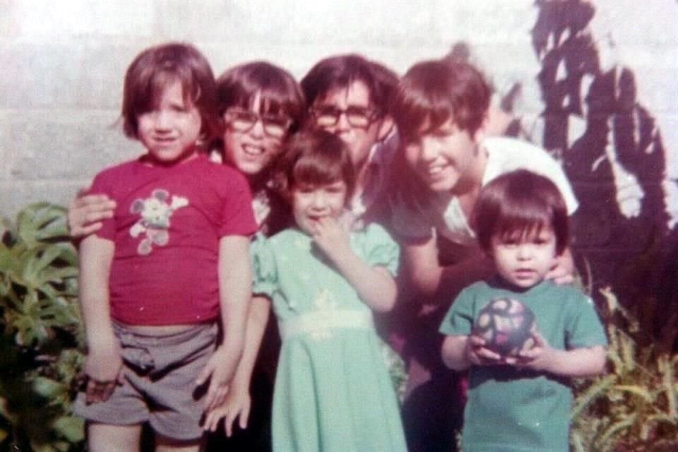 Luis, César y Rodolfo Ramírez Garza junto a sus primos, Raúl, Gloria Nelly y Roberto Ramírez